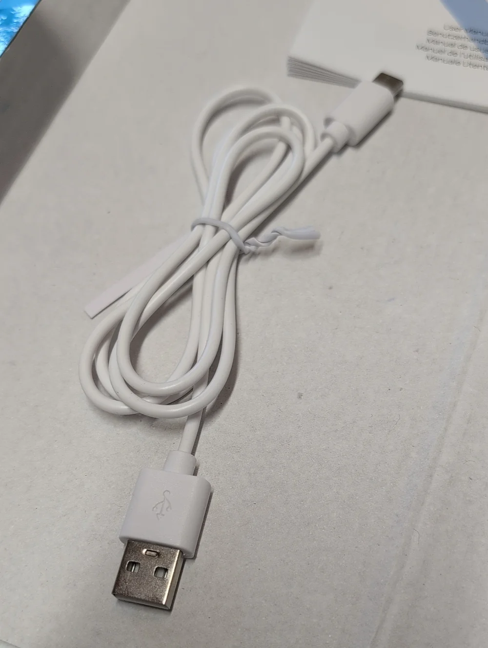 OMOTON Wireless/ Rechargeable Keyboard — White Finish     (95)